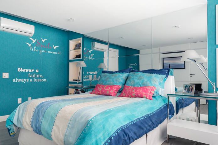 Panneaux miroirs au mur de la chambre bleue