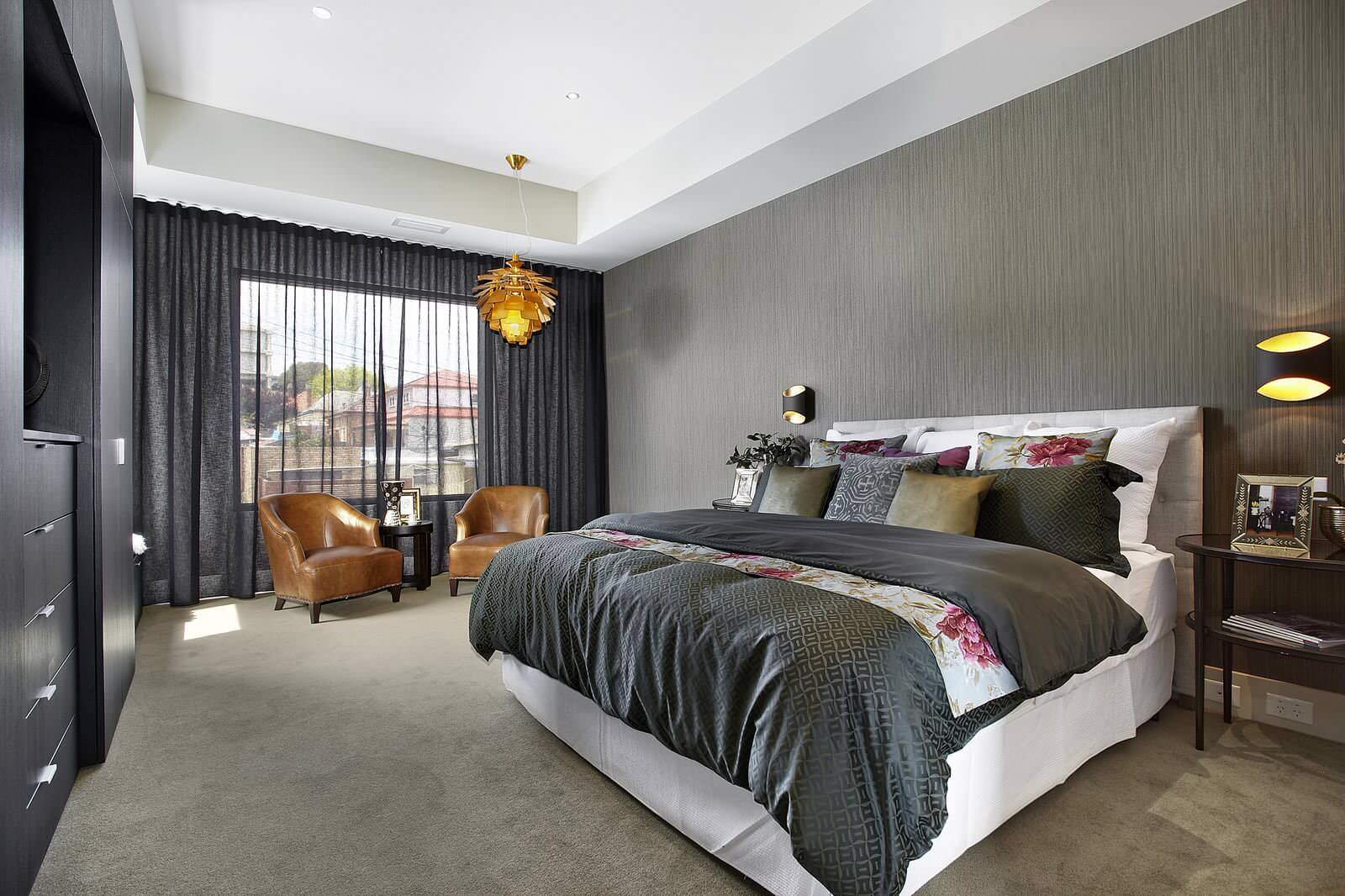Rideaux gris dans la décoration de la chambre avec papier peint gris