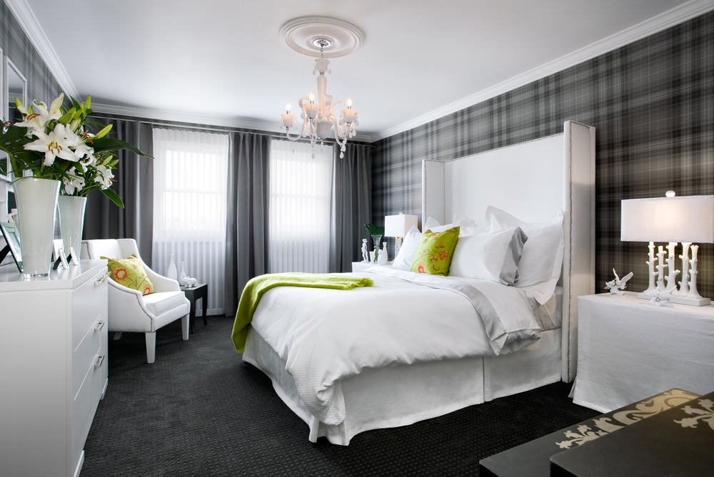 Rideaux pour une chambre avec papier peint gris