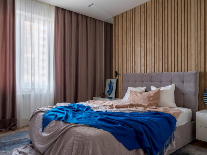 poutres en bois sur le mur de la chambre