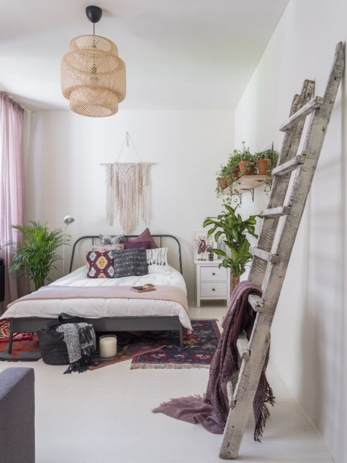 chambre avec murs blancs