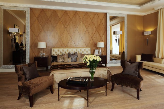 Murs marron avec miroirs dans la chambre
