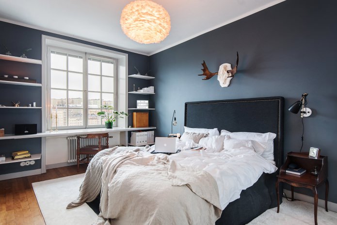 Murs gris foncé dans la chambre 