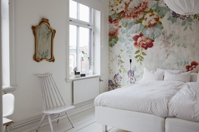 Peinture murale dans la chambre (fleurs)