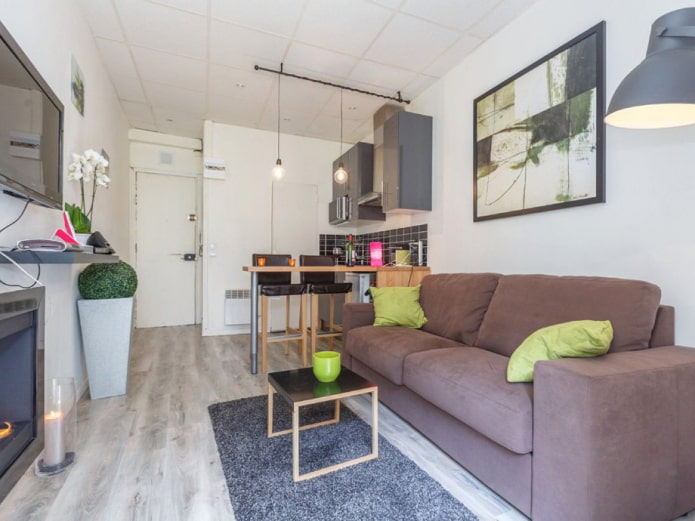 studio avec un comptoir de bar