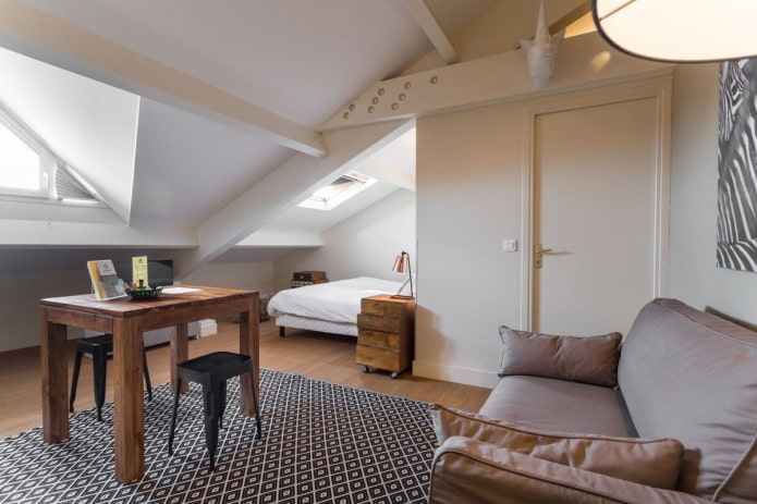 agencement des meubles à l'intérieur d'un studio