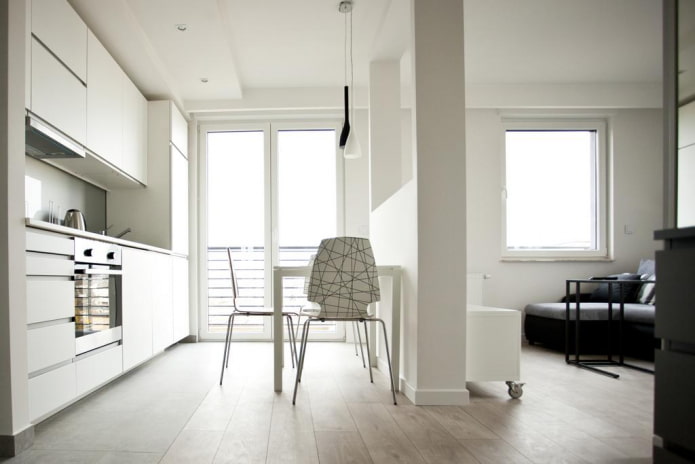 Intérieur d'un studio avec deux fenêtres