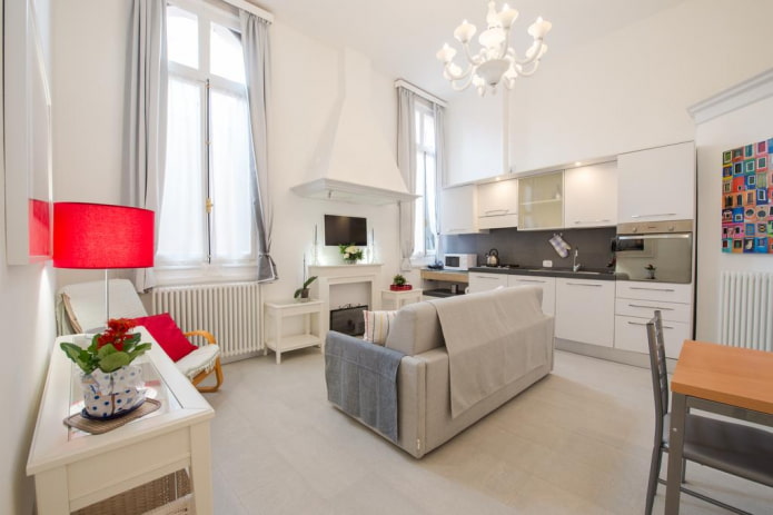 Intérieur d'un studio avec deux fenêtres