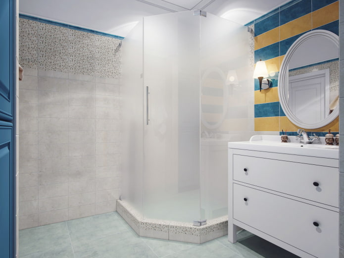 Salle de bain dans un appartement de trois pièces