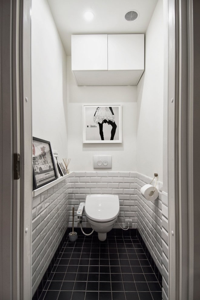 meubles dans les toilettes dans un appartement de Khrouchtchev