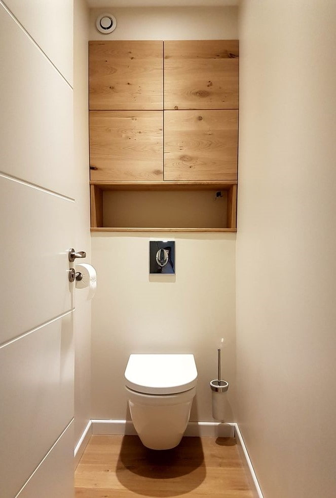 meubles dans les toilettes dans un appartement de Khrouchtchev