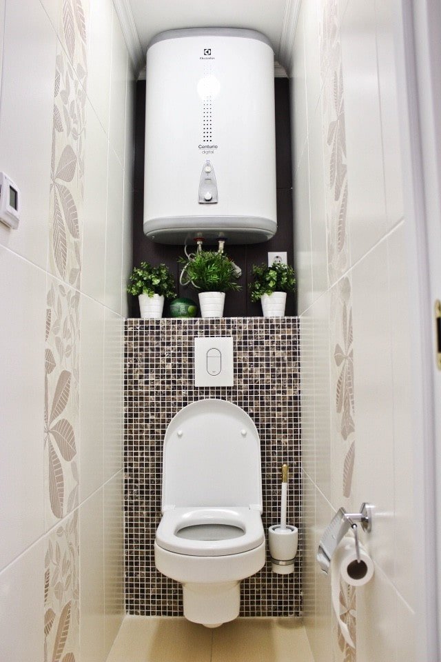 plomberie à l'intérieur des toilettes dans un appartement Khrouchtchevka