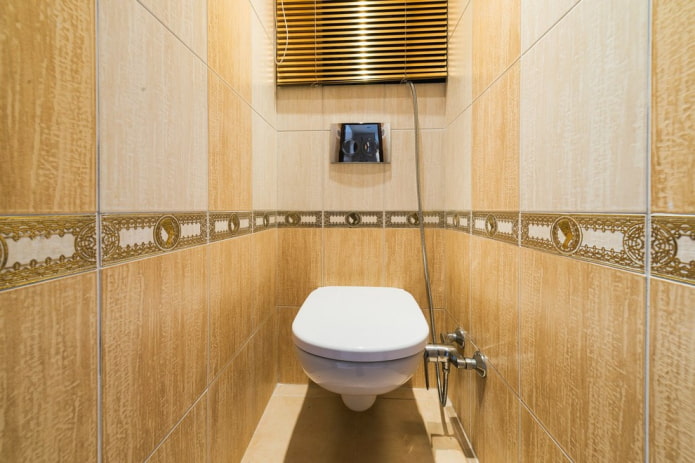 finition des toilettes dans un appartement de l'époque Khrouchtchev
