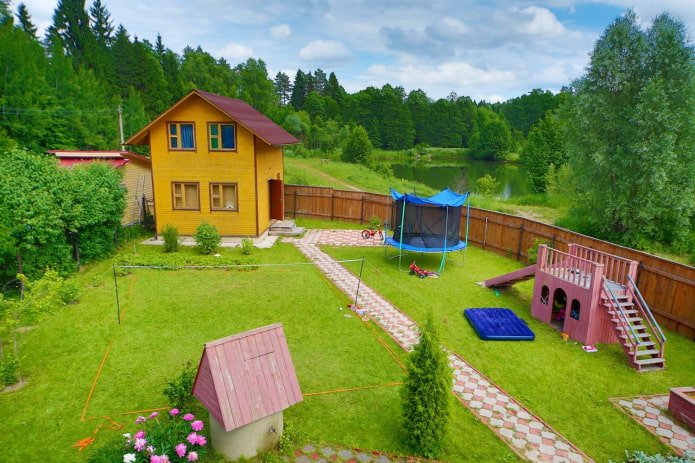 aire de jeux pour enfants dans le jardin