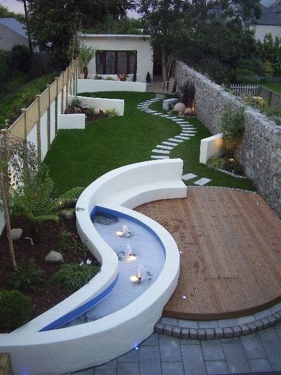 emplacement étroit avec fontaine
