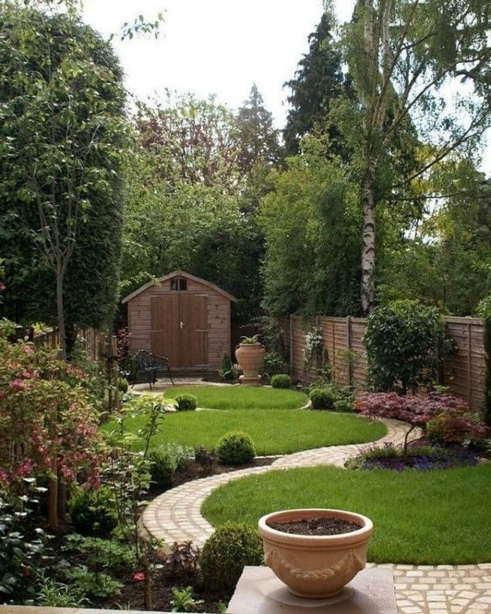 chemins courbes dans le jardin