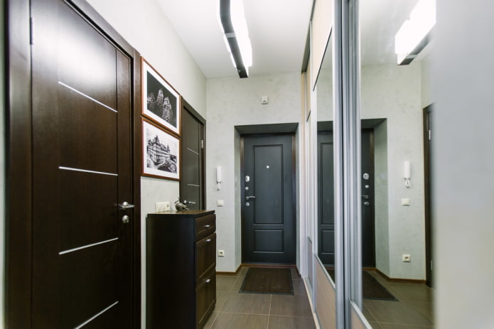 Couloir étroit avec armoire