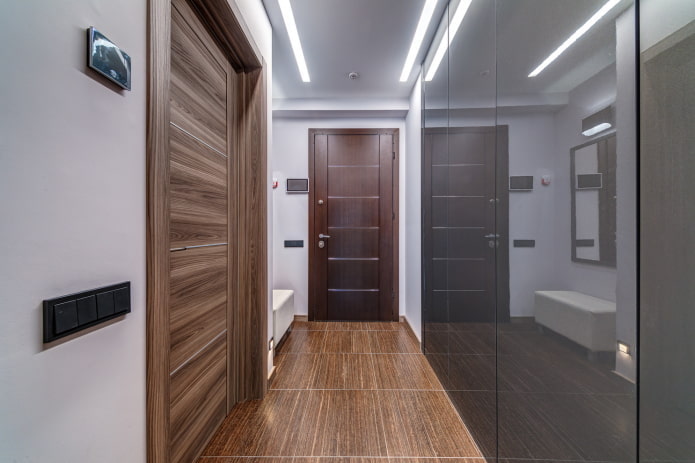 Façades brillantes de l'armoire
