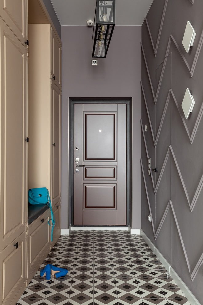 couloir étroit avec murs marron et meubles beiges