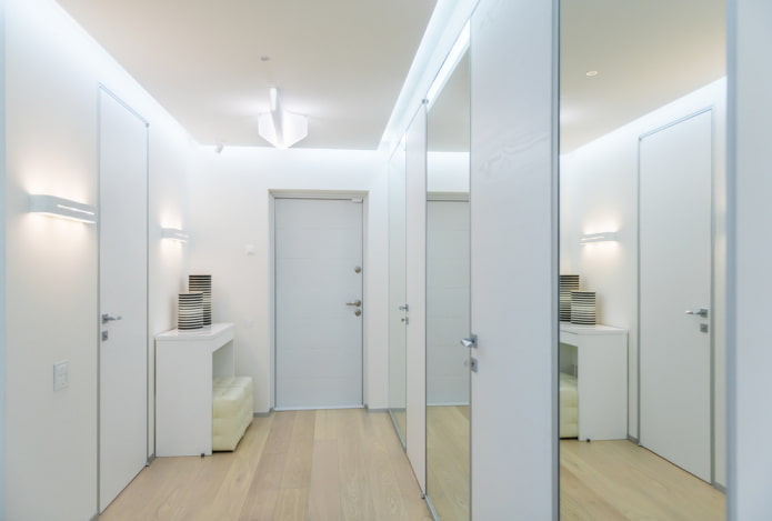 Couloir lumineux avec de grands miroirs