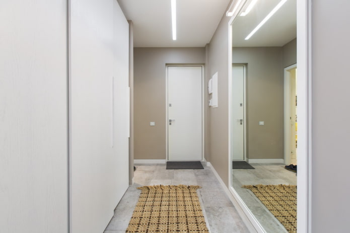 couloir avec un grand miroir