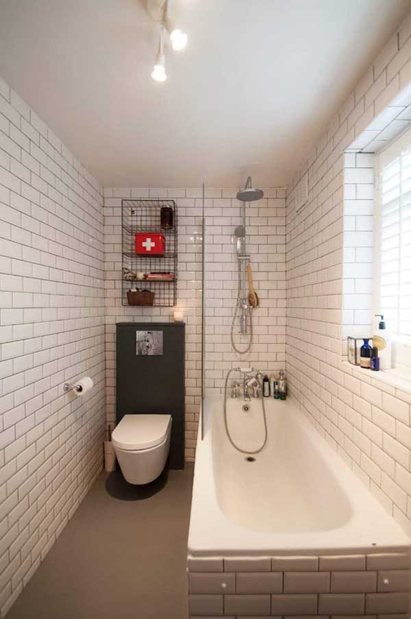 toilettes à côté de la baignoire