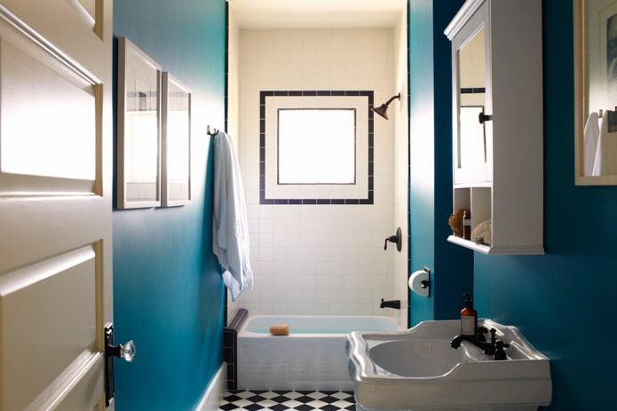 salle de bain avec murs bleus