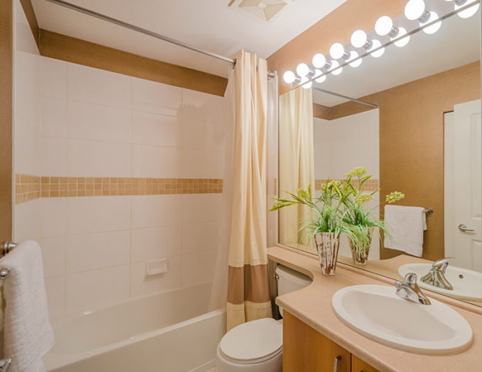 Éclairage miroir dans la salle de bain