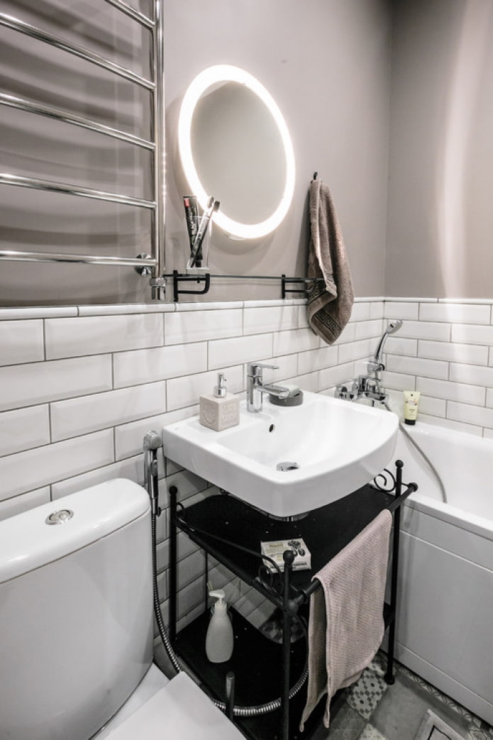 salle de bains avec toilettes