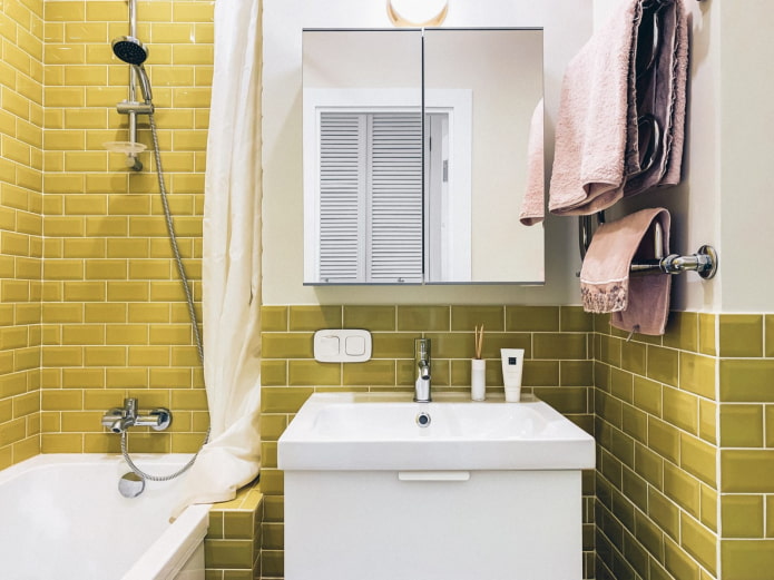carrelage jaune dans la salle de bain