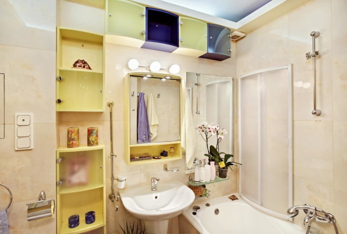 Meubles en plastique dans la salle de bain
