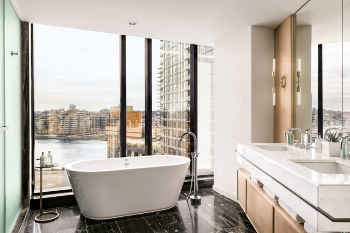 fenêtres du sol au plafond dans la salle de bain