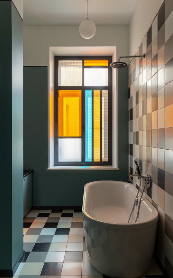 Verre coloré sur la fenêtre