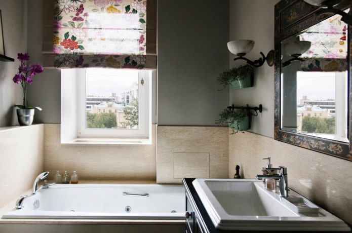 Store romain dans la salle de bain