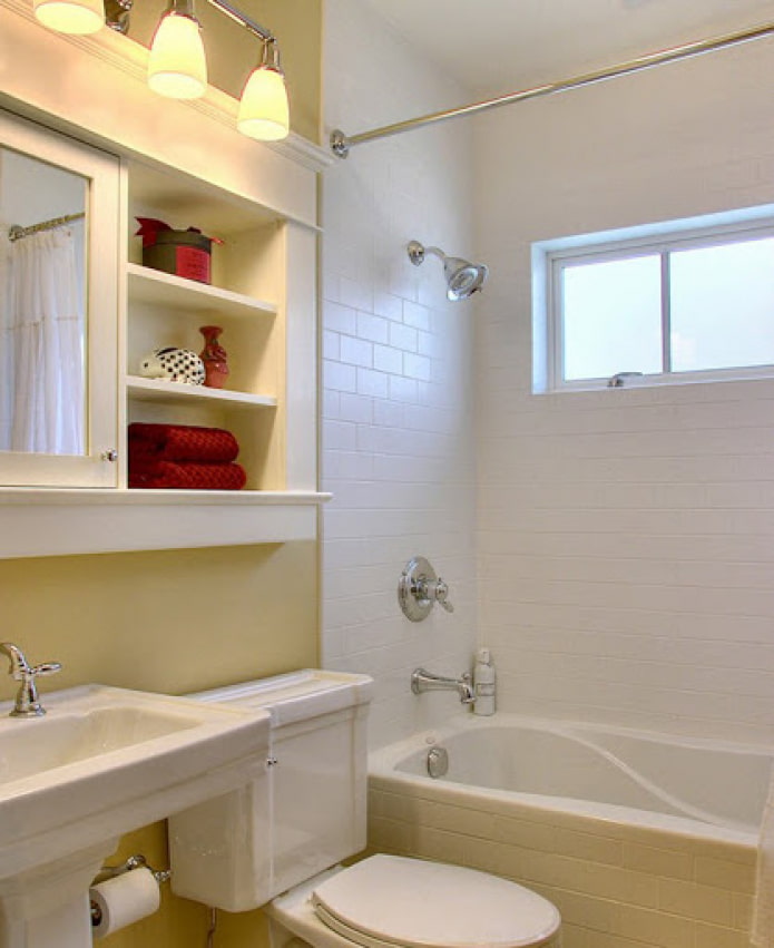 salle de bain avec fenêtre dans la cuisine