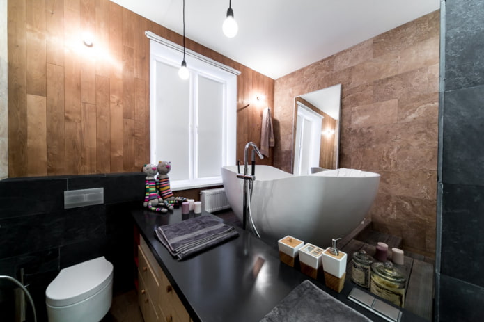 rideaux sur la fenêtre de la salle de bain