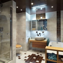 Intérieur d'une salle de bain combinée avec des toilettes-4