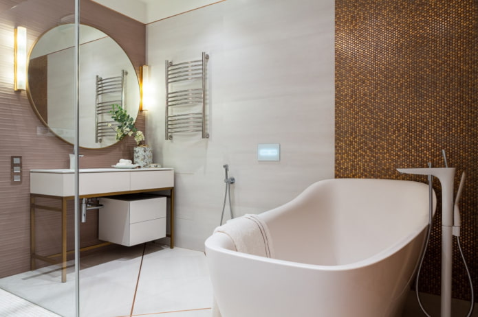 robinets blancs dans la salle de bain