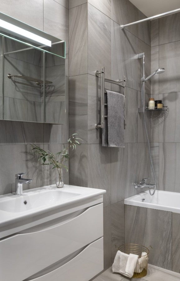 carrelage gris pour les murs de la salle de bain