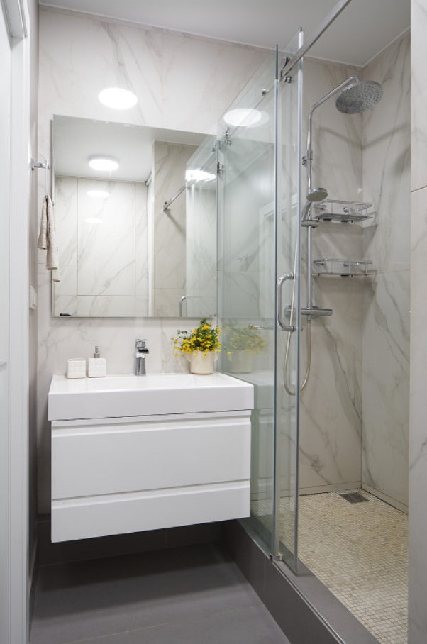 meuble suspendu blanc dans la salle de bain
