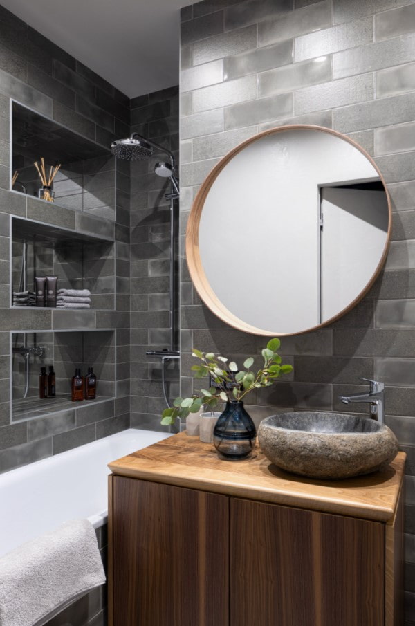 niches dans le mur de la salle de bain servant d'étagères