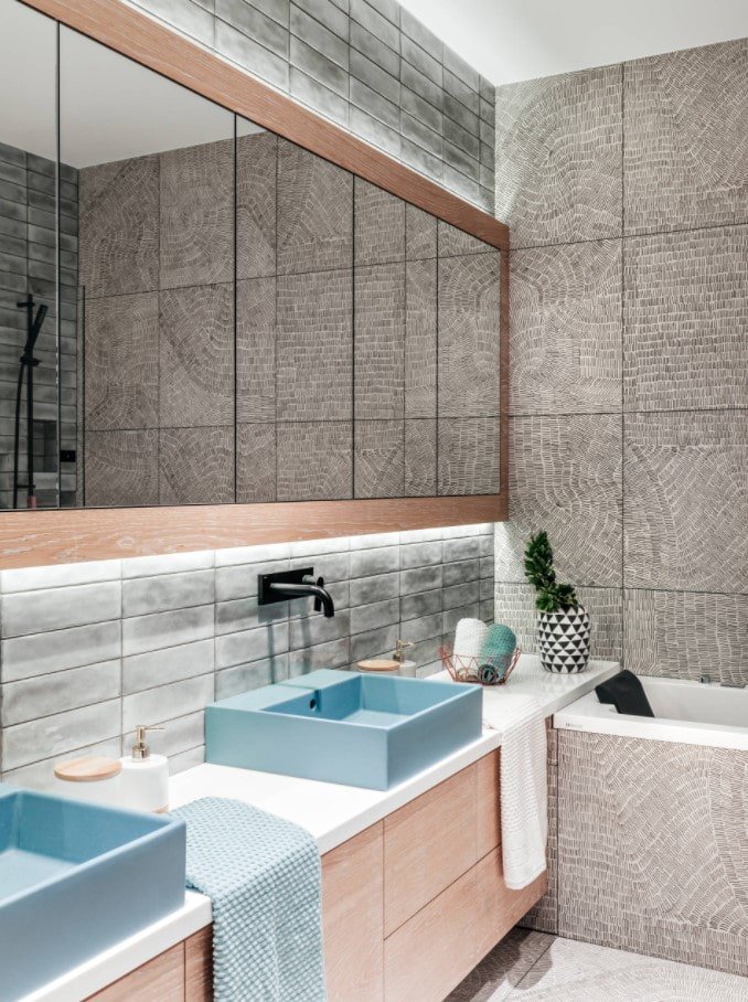 Armoires de toilette dans la salle de bain