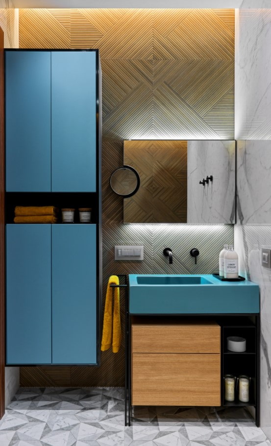 évier bleu à l'intérieur