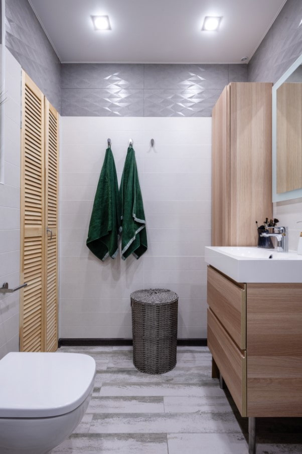 bois dans la salle de bain