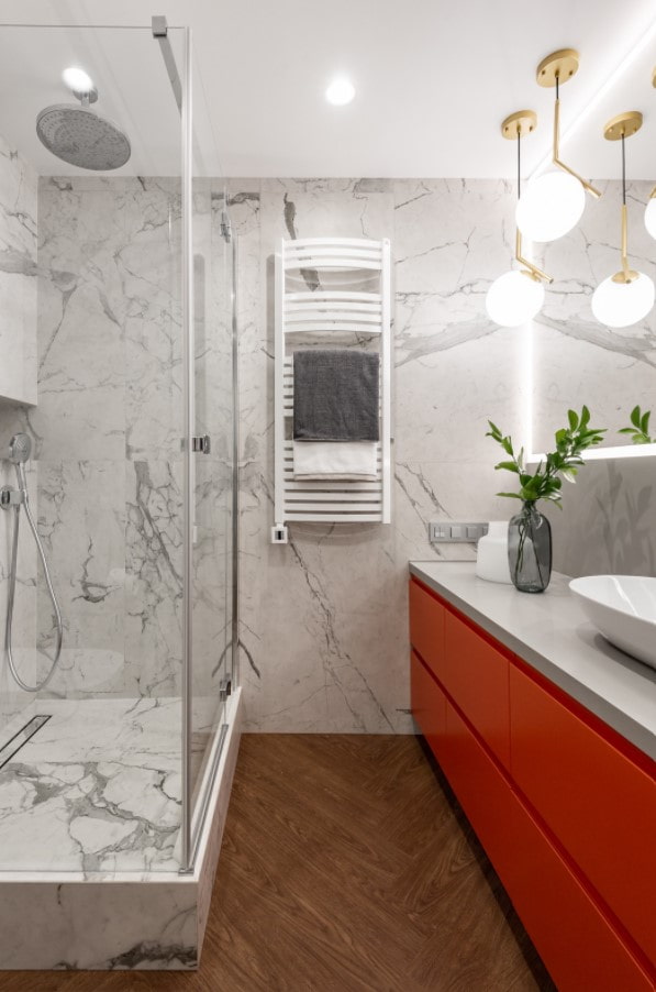 meubles lumineux dans la salle de bain