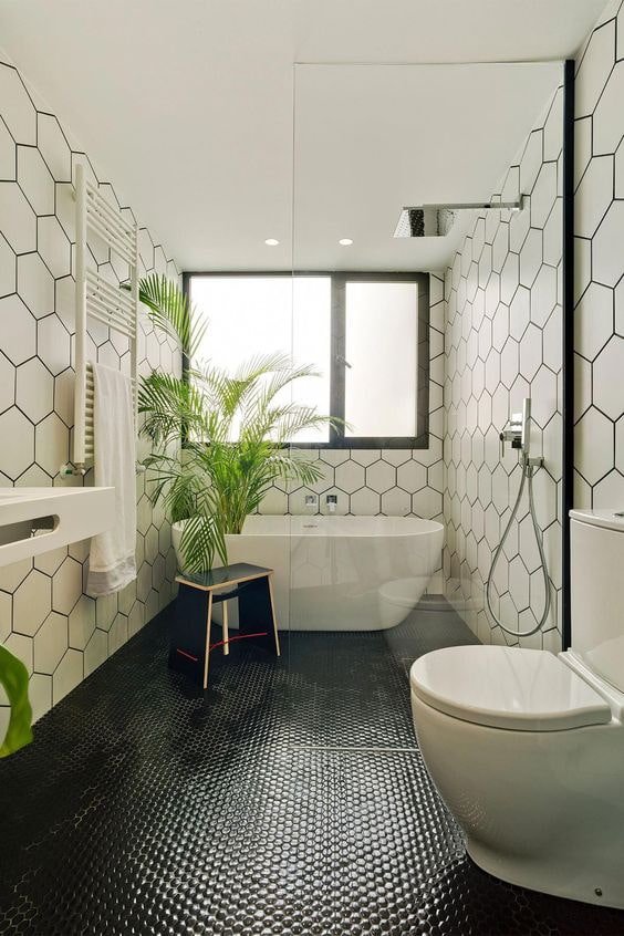 salle de bain noire et blanche avec mosaïque au sol