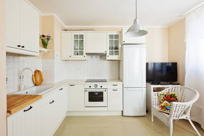 Cuisine blanche en L avec un conduit dans l'angle