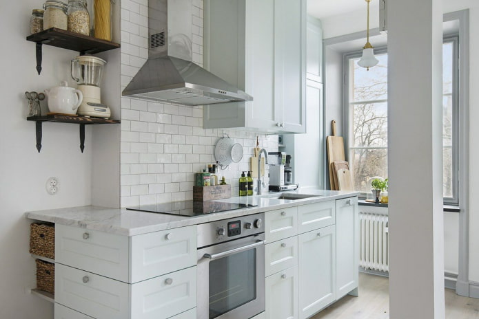 Cuisine blanche avec un caisson au centre du mur