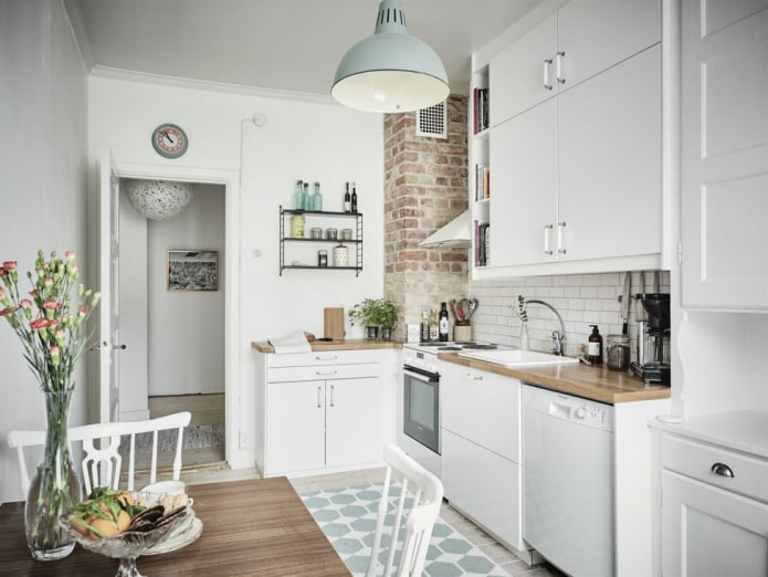 Cuisine blanche avec un caisson de ventilation en brique