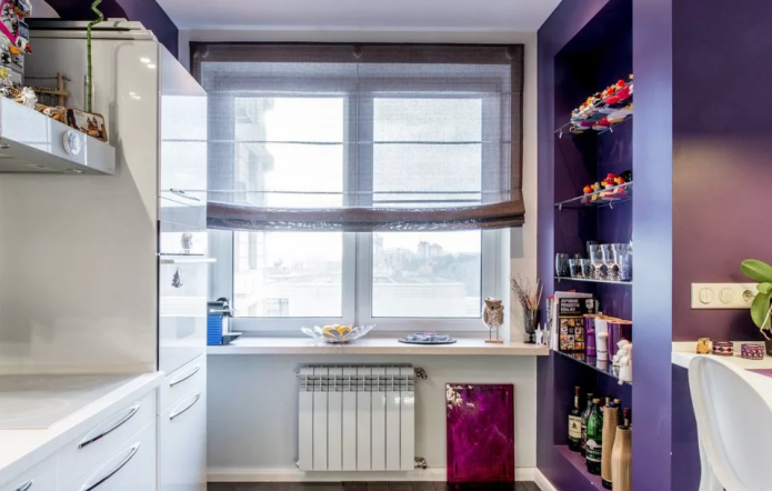 Cuisine lumineuse avec étagères sur le caisson de ventilation